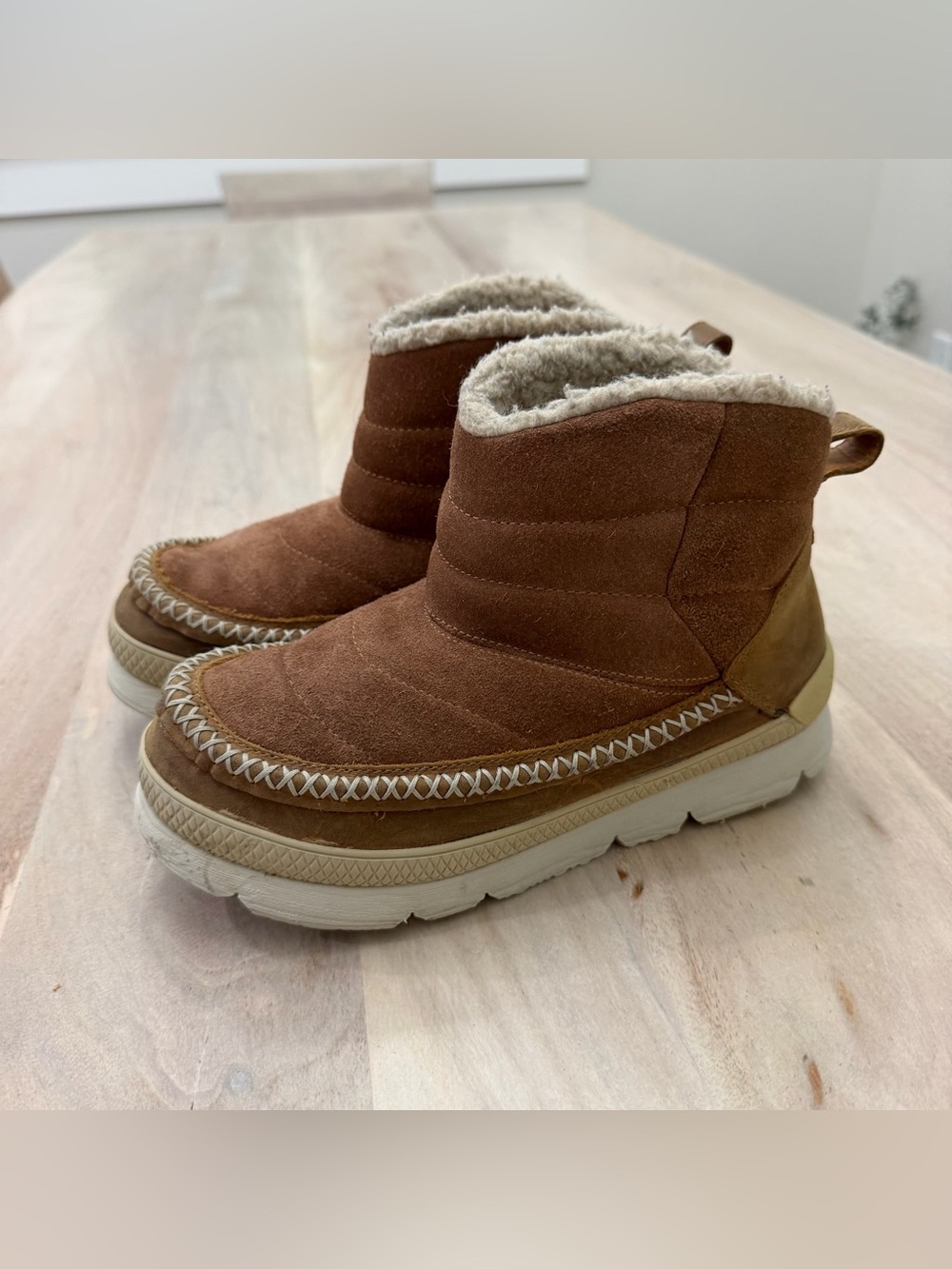 Manitobah Mukluks Pacific Insulated Puffer Boots Suede Shearling Oak Brown 6.5